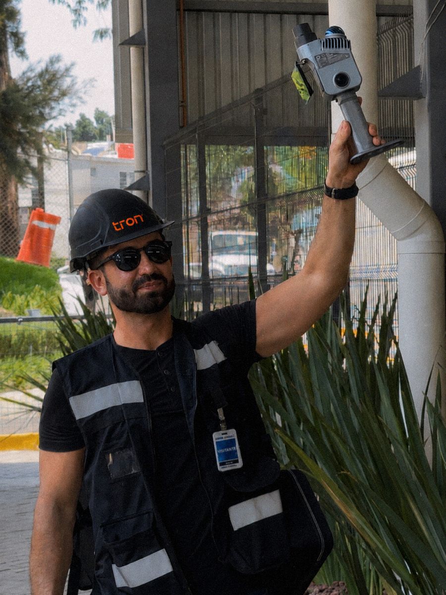 Operador tron escaneando en sitio con cámara 3D de mano